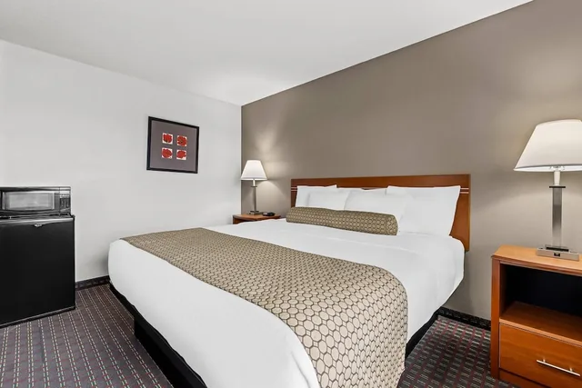 غرفة قياسية بسرير كينج، Rodeway Inn Rapid City SD 8/10