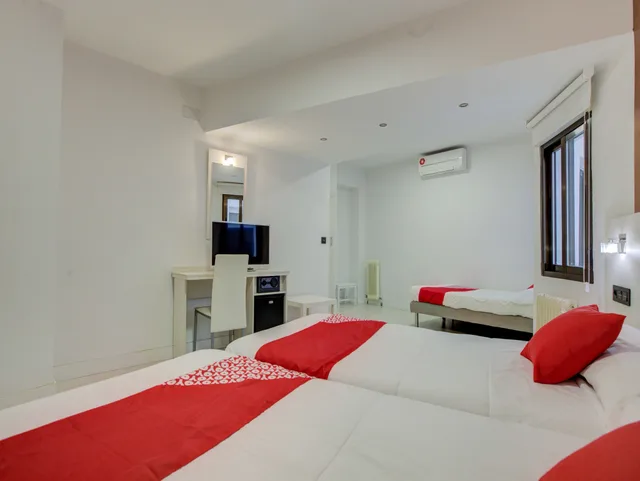 غرفة ثلاثية بسريرين مزدوجين مع أريكة، Hotel Emperatriz I 2/3