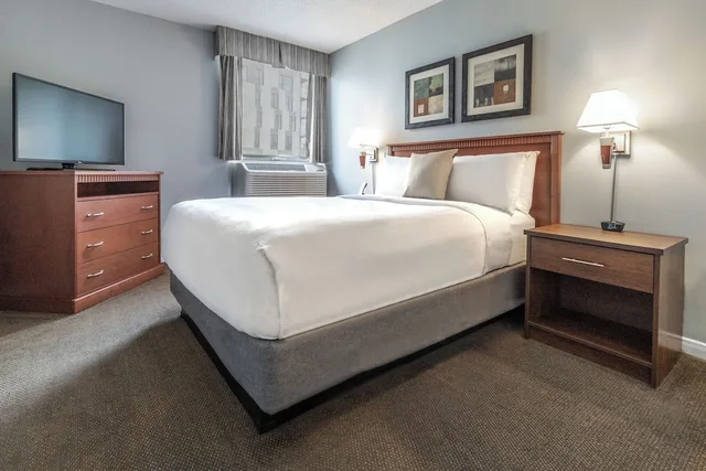 Suite, Queen Bed, Sofa, Kitchen, Hotel Saint Laurent Montreal 4/10