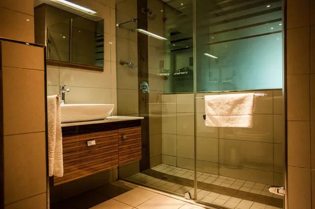 غرفة عائلية رباعية بسرير كينج وسريرين منفصلين بحوض استحمام، Coastlands Umhlanga Hotel 4/5