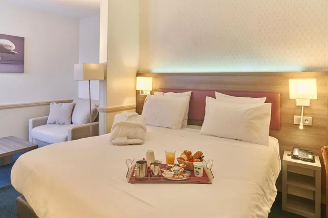 غرفة ثلاثية، Hotel Poussin 1/5