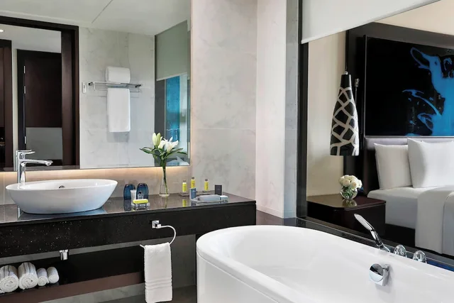 جناح جونيور بسرير كينج بشرفة، Marriott Hotel Al Forsan, Abu Dhabi 1/2