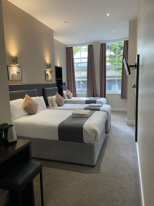غرفة رباعية، Trebovir Hotel 1/2