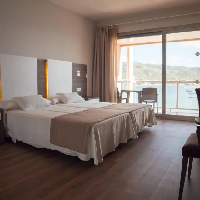 غرفة عائلية بسرير فردي بإطلالة على البحر، Hotel Seramar Comodoro Playa 1/10