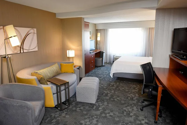 غرفة كبيرة بسرير كينج مع أريكة، Courtyard By Marriott Sioux Falls 4/6