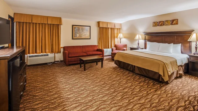 جناح كبير بسرير كينج بحوض جاكوزي، Best Western Center Pointe Inn 3/10