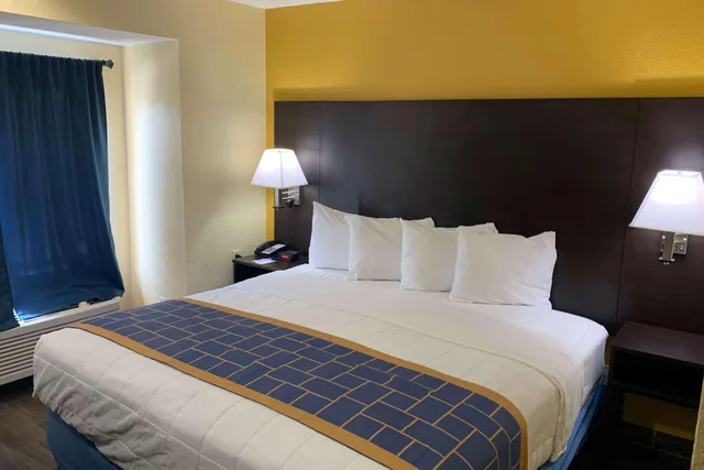 استوديو بسرير كينج، Days Inn And Suites By Wyndham Tampa Raymond James Stadium 1/3