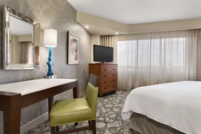 جناح ركني بسرير كينج بغرفتين مع أريكة، Embassy Suites by Hilton San Antonio Airport 3/5