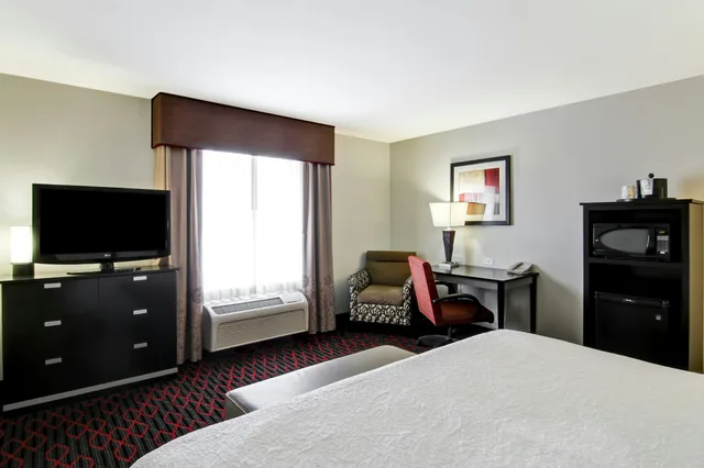 غرفة بسرير كينج، Hampton Inn Suites By Hilton Red Deer 2/6