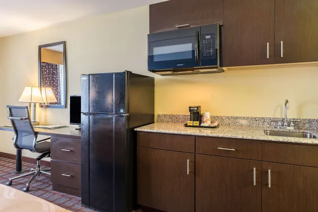 غرفة تنفيذية بسرير كينج، Quality Inn and Suites Baton Rouge West Port Allen 8/8
