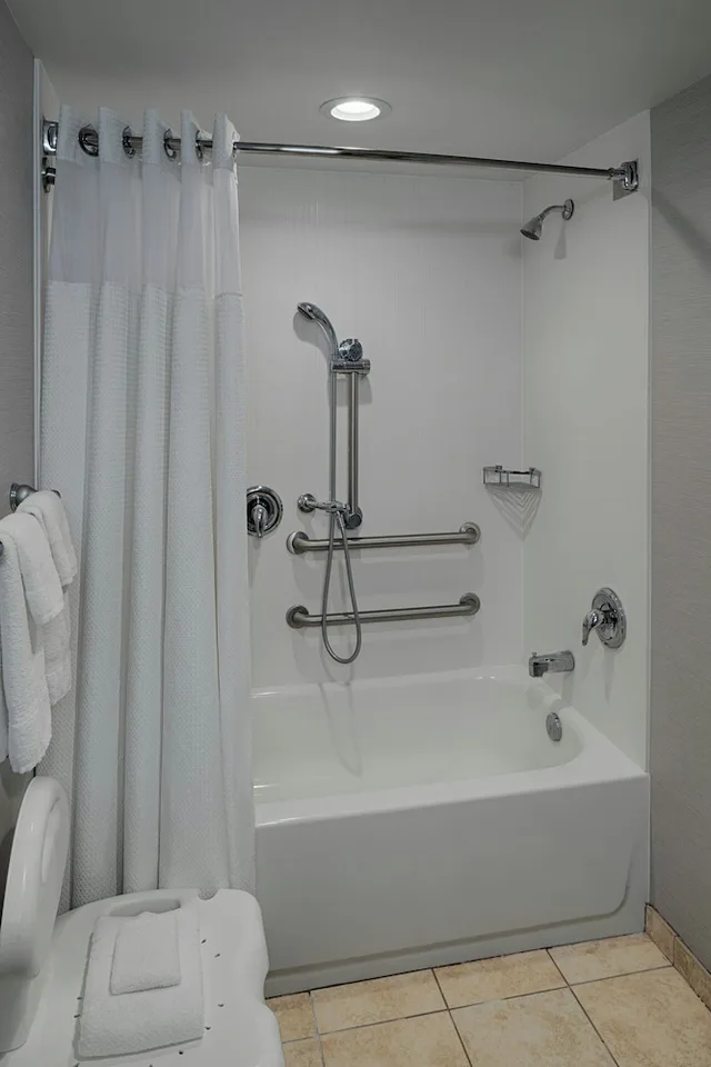 غرفة بسرير كوين لذوي الإعاقة، Courtyard By Marriott Springfield Downtown 3/7