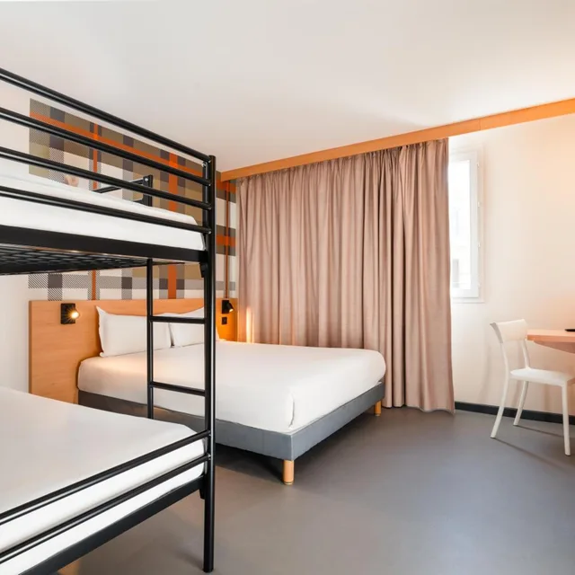 Family, Quadruple, Bunk Beds, Bathtub, easyHotel Nice Old Town 4/9
