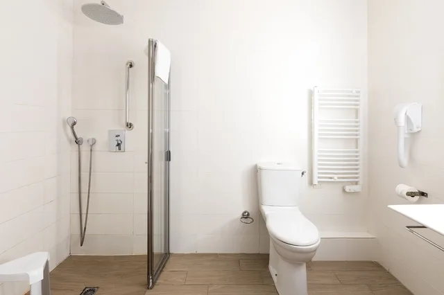غرفة بسريرين منفصلين بشرفة، SOWELL HOTELS Saint Tropez 6/6