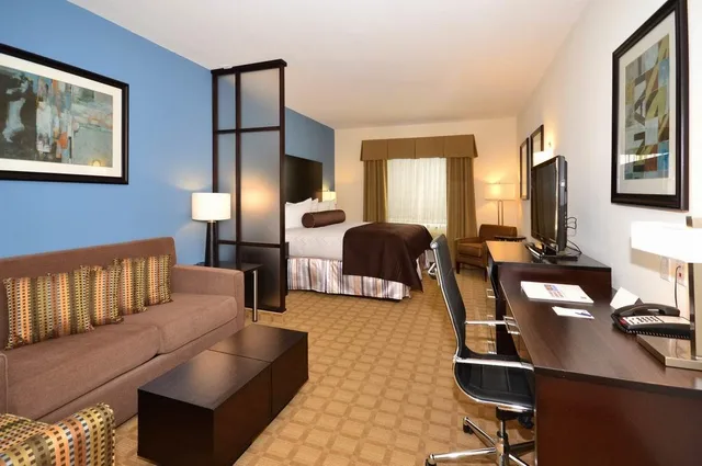 غرفة بسرير كينج مع أريكة بحوض استحمام لذوي الإعاقة، Best Western Plus Lytle Inn and Suites 1/1