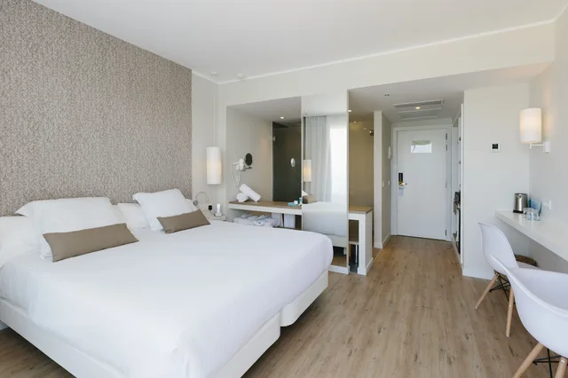 غرفة سوبيريور بسرير مزدوج وسريرين منفصلين بشرفة بإطلالة جزئية على البحر، AluaSoul Ibiza - Adults Only 2/6