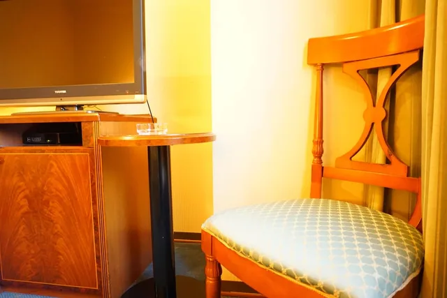 Hollywood, Twin Beds، Dukes Nakasu 2/3