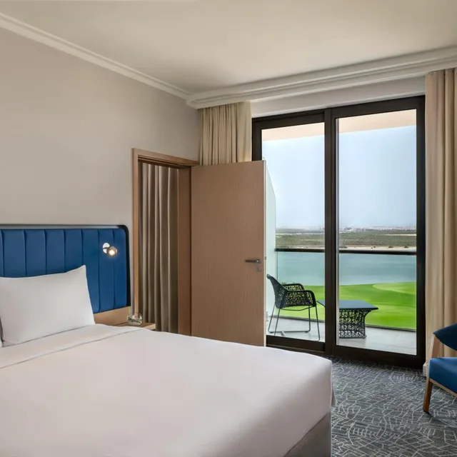 Theme, Family Suite, Park, Deluxe, King Bed, Sea View, Balcony، Yas Plaza Bay by IHG 6/6