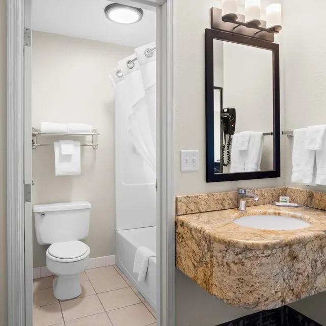 غرفة بسرير كوين، Fargo Inn and Suites 6/11