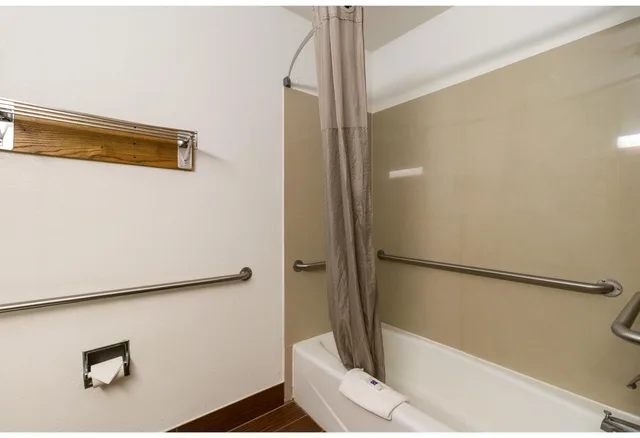 غرفة بسرير كينج للمدخنين، Motel6 Davenport, IA 3/3
