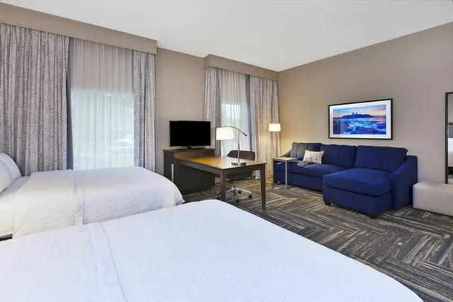 غرفة بسريرين كوين مع أريكة لذوي الإعاقة، Hampton Inn & Suites Wells-Ogunquit 2/3