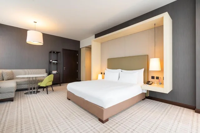 جناح بسرير كينج بإطلالة على الجبل بغرفة نوم واحدة، Crowne Plaza Geneva 1/5