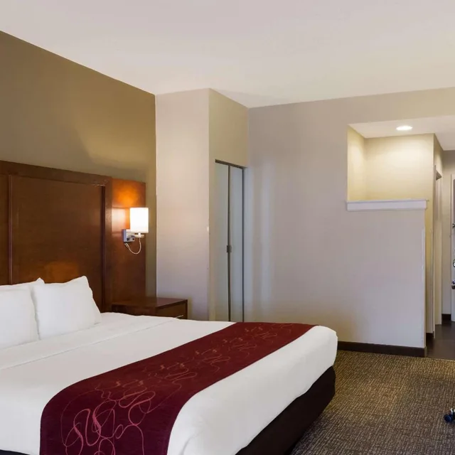غرفة بسرير كينج، Comfort Suites Near University 2/5