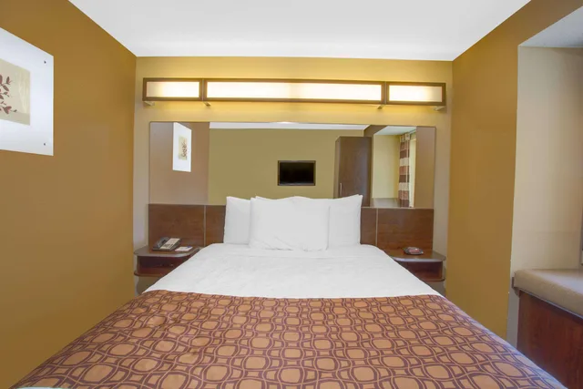 غرفة بسرير كوين، Microtel Inn And Suites By Wyndham Harrisonburg 2/3