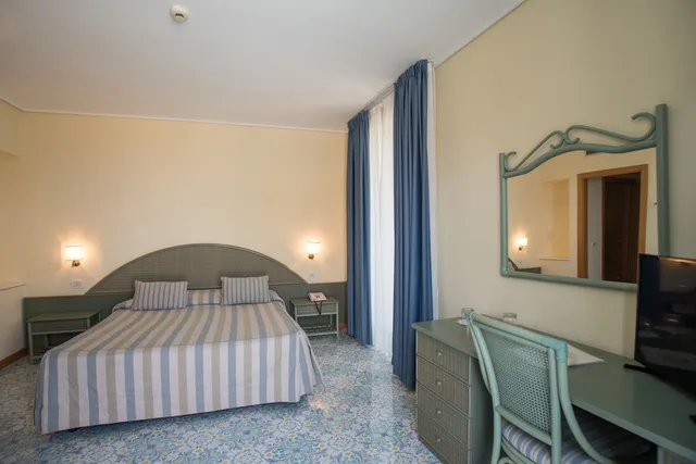 غرفة مزدوجة سوبيريور بإطلالة جزئية على البحر، Hotel Villa Maria 3/5