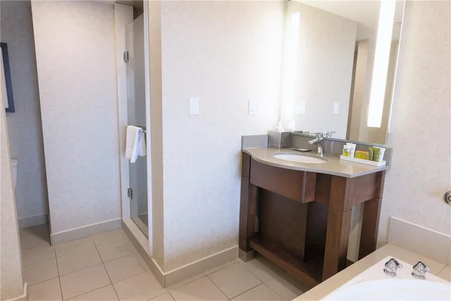 Premium, King Bed, Canadian Us Falls View, Hot Tub، Hilton Niagara Falls/ Fallsview Hotel and Suites 2/3