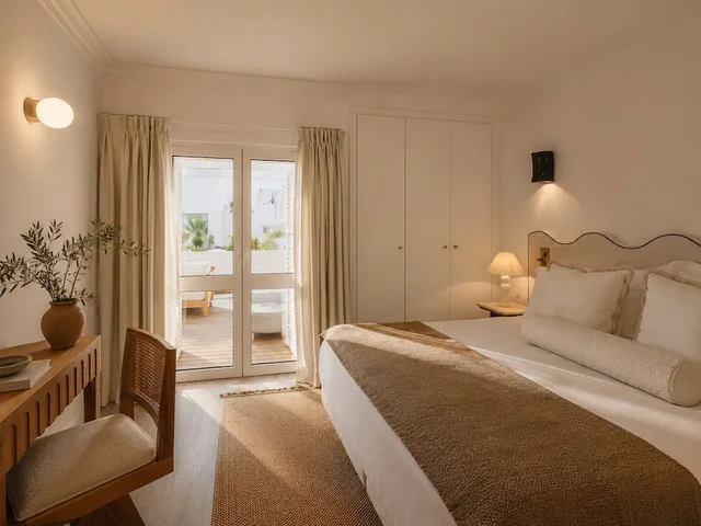 2 Bedrooms, Suite, King and Twin Beds, Pool View, Sofa, Courtyard Area، Villas D Agua 2/9