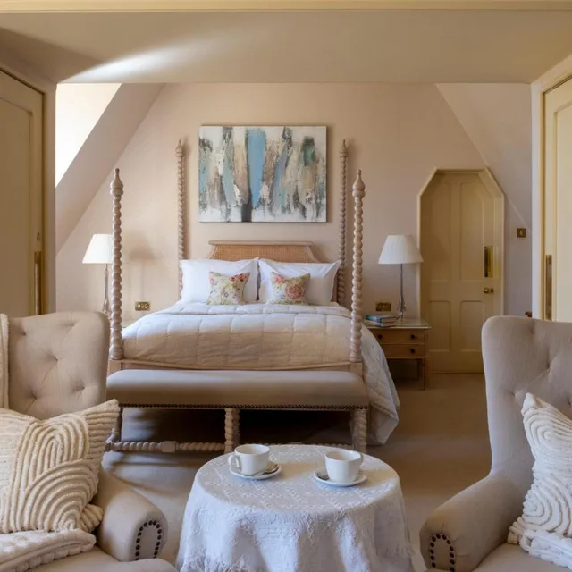 جناح جونيور، Horsted Place 8/10