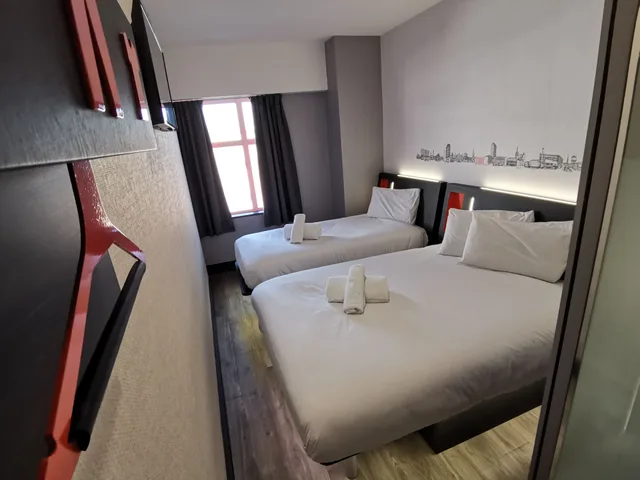 غرفة عائلية بسرير مزدوج وسرير فردي، easyHotel Sheffield City Centre 1/11
