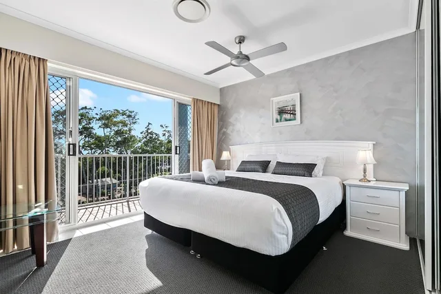 3 Bedrooms, Superior, Apartment, King and Twin Beds, Queen Bed, Top Floor, WHITE CREST LUXURY APARTMENTS 2/4