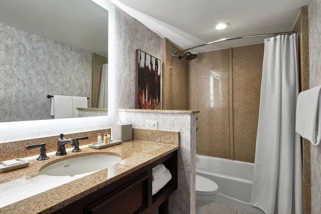 غرفة ديلوكس بسريرين كوين، Renaissance Mobile Riverview Plaza Hotel 9/10