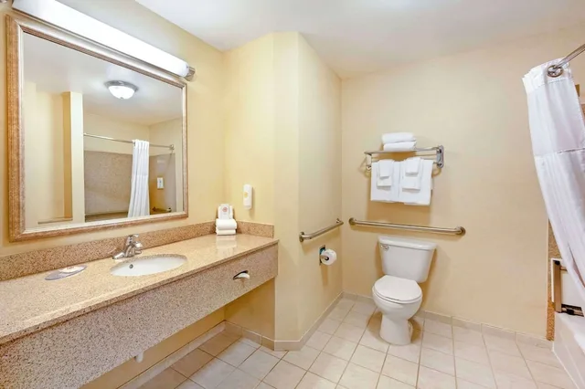 غرفة بسرير كينج لذوي الإعاقة، Comfort Inn & Suites Rawlins WY 3/4