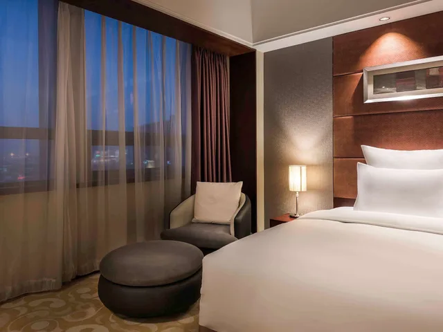 جناح ديلوكس بسرير كينج بمنطقة جلوس مع دخول الصالة في طابق مرتفع، PULLMAN BEIJING SOUTH 6/10