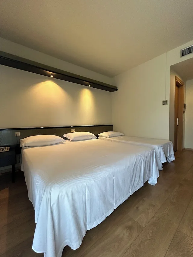 غرفة قياسية ثلاثية بسرير مزدوج وسرير فردي، HOTEL PARIGI 2 3/7