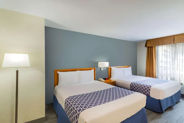 غرفة بسريرين كوين في المبنى الرئيسي، Econo Lodge Inn & Suites Calgary - University 6/10