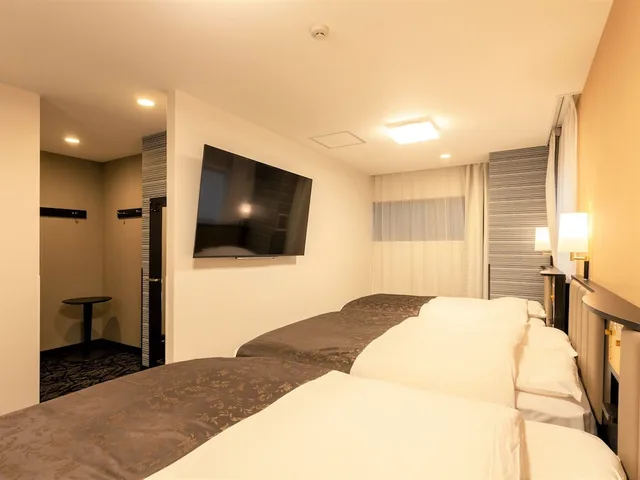 Room, Triple, 1 Single and 2 Double Beds، Apa Hotel Saga-Ekimae-Chuou 2/4