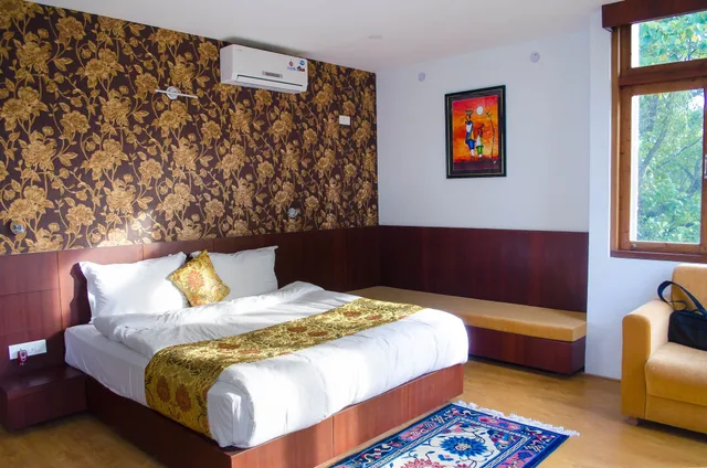 غرفة بريميوم بسرير كينج بإطلالة على الجبل، The Golden Crest 2/3