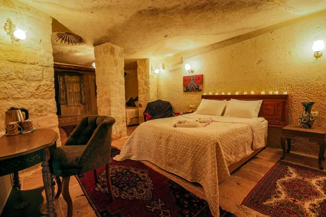غرفة بسرير كوين بجاكوزي، Sinasos Palace Cave Hotel 2/4