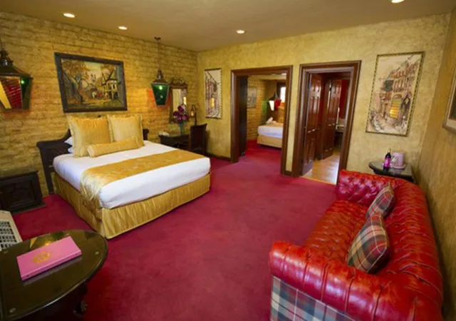Old English، Madonna Inn 1/1