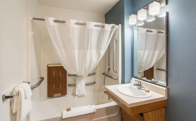 جناح بسريرين كوين بحوض استحمام لذوي الإعاقة، WoodSpring Suites Port Orange - Daytona Beach 8/8