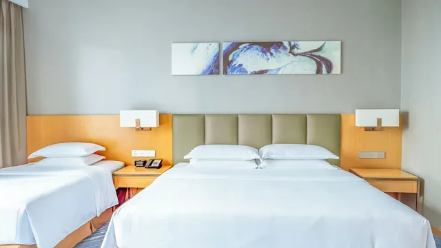 Premium, 1 King and 1 Single Beds, Holiday Inn Neijiang Riverside 2/4