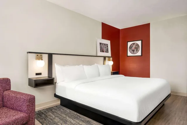 Renovated, King Bed, Accessible، Ramada by Wyndham Allentown/Bethlehem 2/4