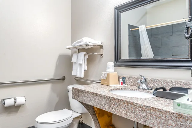 غرفة بسرير كينج لذوي الإعاقة، Days Inn & Suites by Wyndham Prattville-Montgomery 7/10