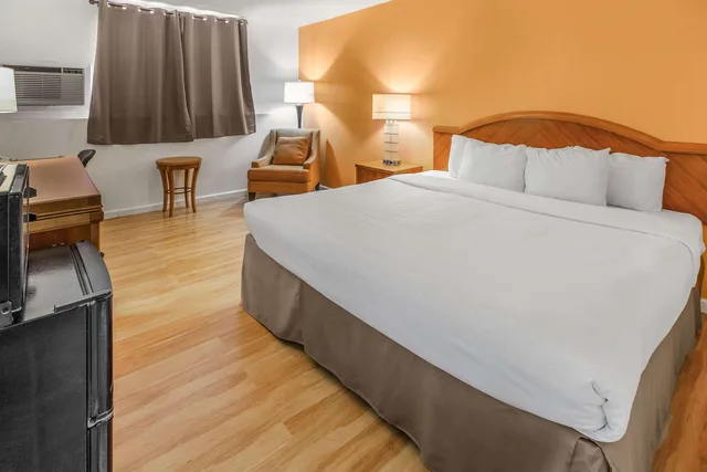 غرفة بسرير كينج، Econo Lodge Alliance 1/6