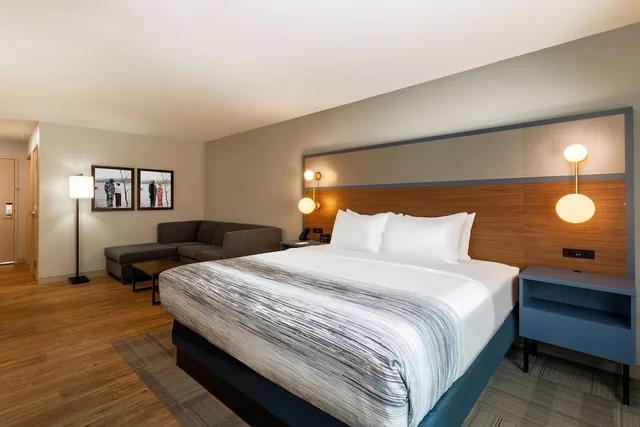 غرفة بزنس بسرير كينج، AmericInn by Wyndham San Angelo 1/3