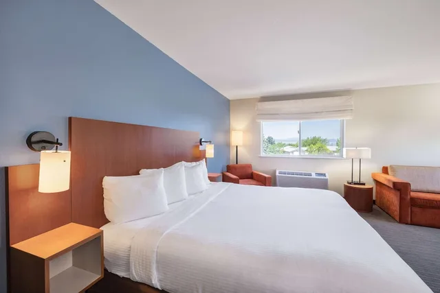 غرفة بسرير كينج لذوي الإعاقة، La Quinta Inn & Suites by Wyndham Helena 1/7