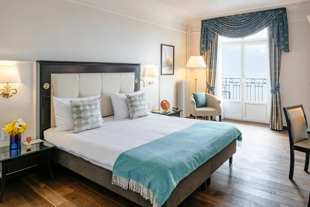 غرفة ديلوكس بسرير كينج وسرير كوين بإطلالة على البحيرة بشرفة، Grand Hotel Suisse Majestic 1/5